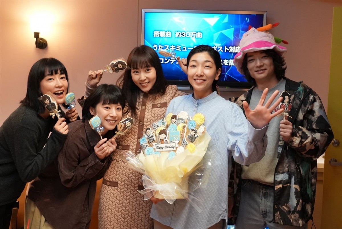 ドラマ『ブラッシュアップライフ』より(左から)水川あさみ、夏帆、木南晴夏、誕生日を迎えた安藤サクラ、染谷将太