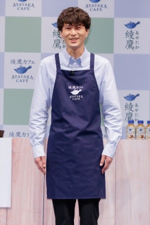 モグライダー・芝大輔、「綾鷹」新製品発表会に登場