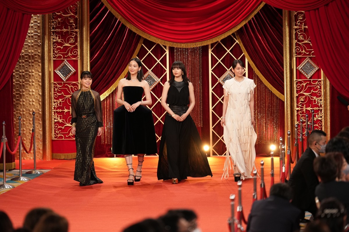吉岡里帆、ホワイトのロングドレス姿で華やかに登場＜第46回日本アカデミー賞＞