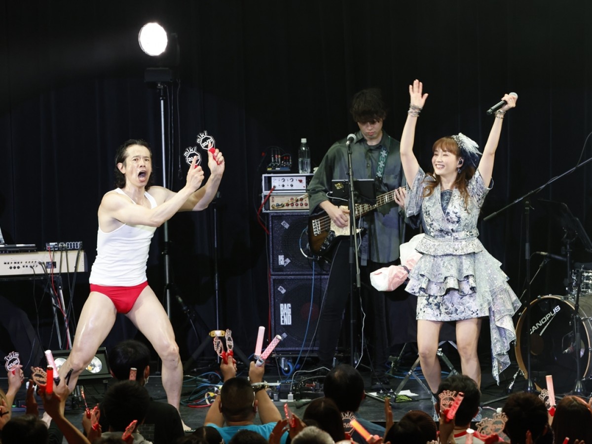 「藤本美貴20周年記念!大感謝ライブ!~ミキティアイドルやります!春の大集会!〜あしたから21周年~」に登場した夫・庄司智春(左)