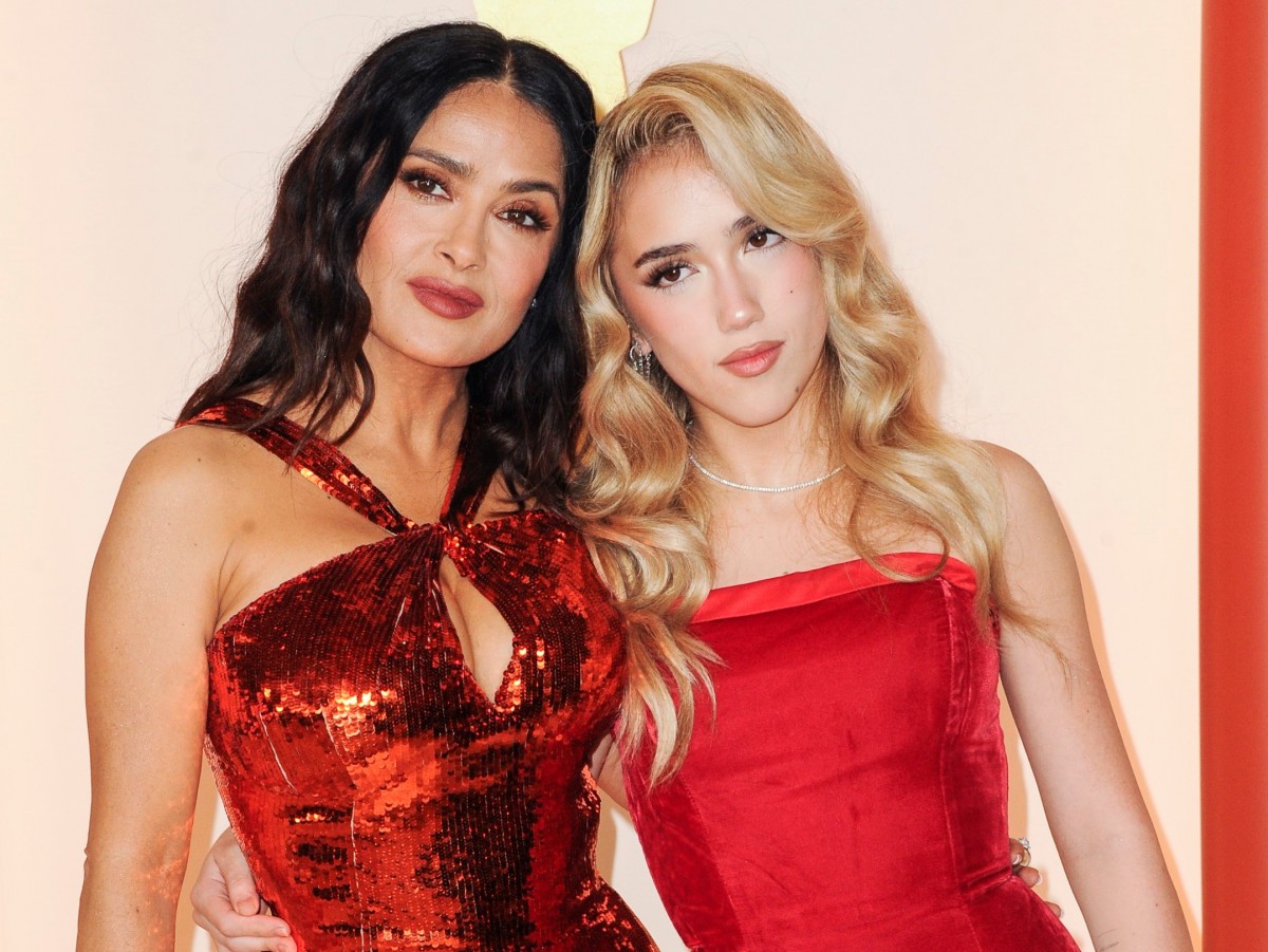アカデミー賞レッドカーペットに登場したサルマ・ハエック&15歳の娘ヴァレンティナ