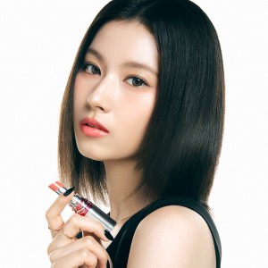 TWICE サナ、「YSL」新CMに登場！　笑顔を封印し、クールな女性像を表現