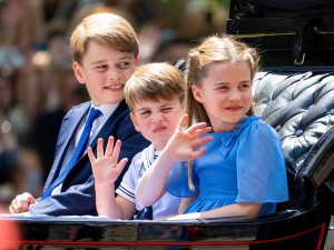 ジョージ王子、シャーロット王女、ルイ王子、戴冠式のパレードに参加