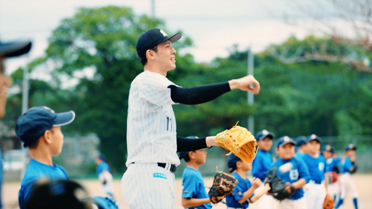佐々木朗希選手が野球を頑張る子どもたちに差し入れのサプライズ！　「ほっともっと」新CM公開