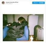 仮眠スタイルでしっかり熟睡する浜辺美波　※「浜辺美波」インスタグラム