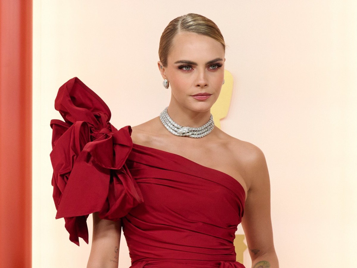 リハビリ施設入所を告白したカーラ・デルヴィーニュ、美しいドレス姿でオスカーに