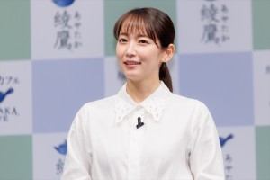 吉岡里帆、「綾鷹」新製品発表会に登場