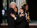 キー・ホイ・クァンとハリソン・フォードが壇上で熱い抱擁！　第95回アカデミー賞