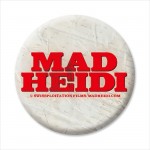 映画『マッド・ハイジ』前売り特典（劇場窓口）、数量限定のロゴ入りオリジナル缶バッジ