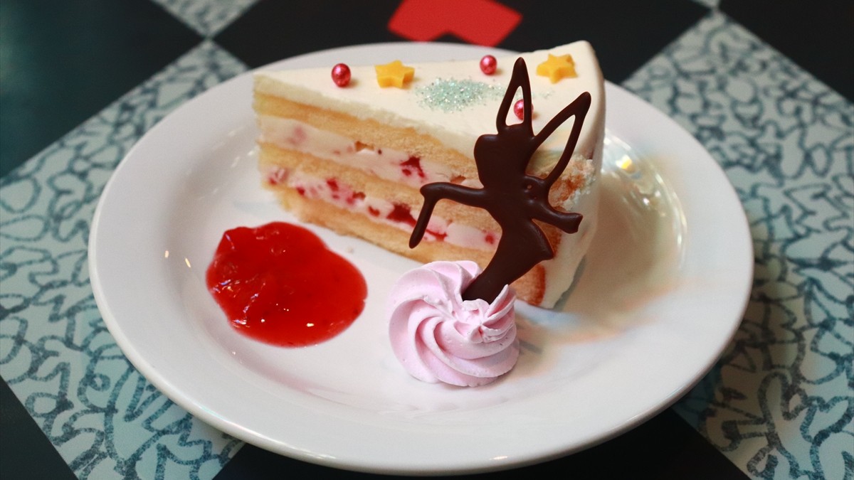 【貴重】東京ディズニーランド 20周年 ケーキ型ぬいぐるみ 貴重】東京ディズニーランド 20周年 ケーキ型ぬいぐるみ