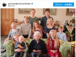 【写真】キャサリン妃が撮影したエリザベス女王と孫・ひ孫たちの集合写真、97回目の誕生日に公開 