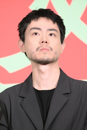 菅田将暉、映画『銀河鉄道の父』初日舞台挨拶に登場