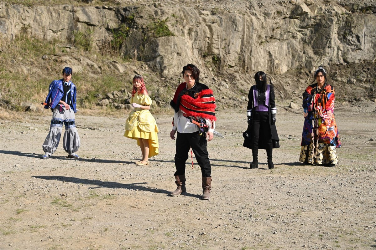 『王様戦隊キングオージャー』第11話「怪奇！クモ仮面の男」、謎の蜘蛛仮面をつけた新戦士登場