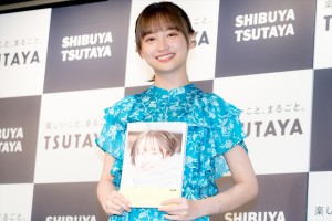日向坂46・影山優佳、1st写真集『知らないことだらけ』発売記念記者会見に登場