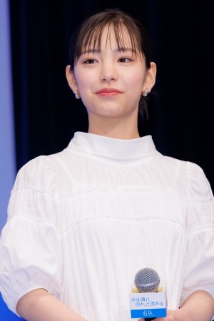當真あみ、映画『水は海に向かって流れる』完成披露試写会に登場