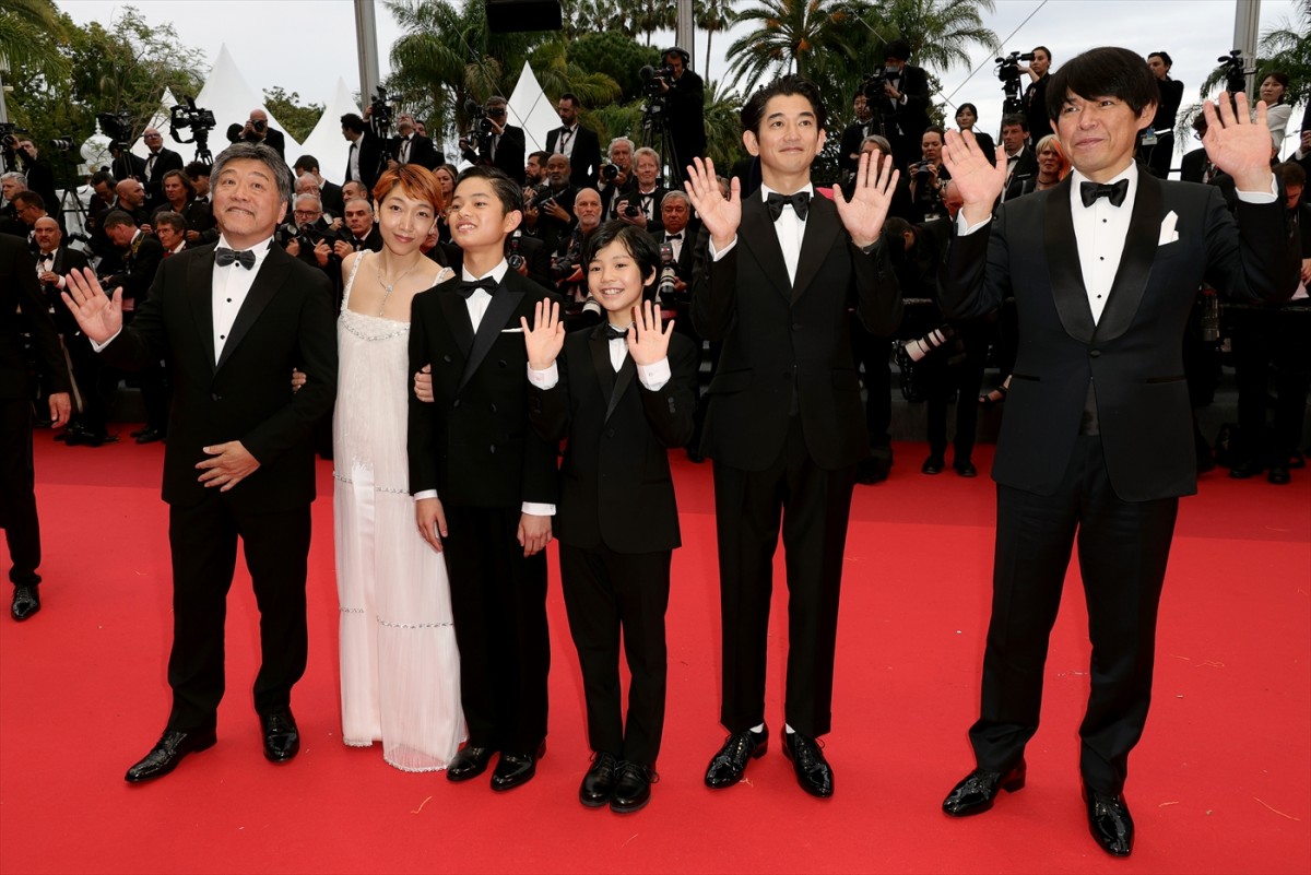 安藤サクラ、シャネルの白のロングドレス姿でレッドカーペットに＜カンヌ国際映画祭＞