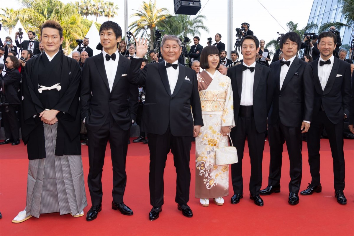 北野武監督・西島秀俊・加瀬亮ら、クールなジャケットスタイルでカンヌ映画祭フォトコールへ　映画『首』公式会見レポート