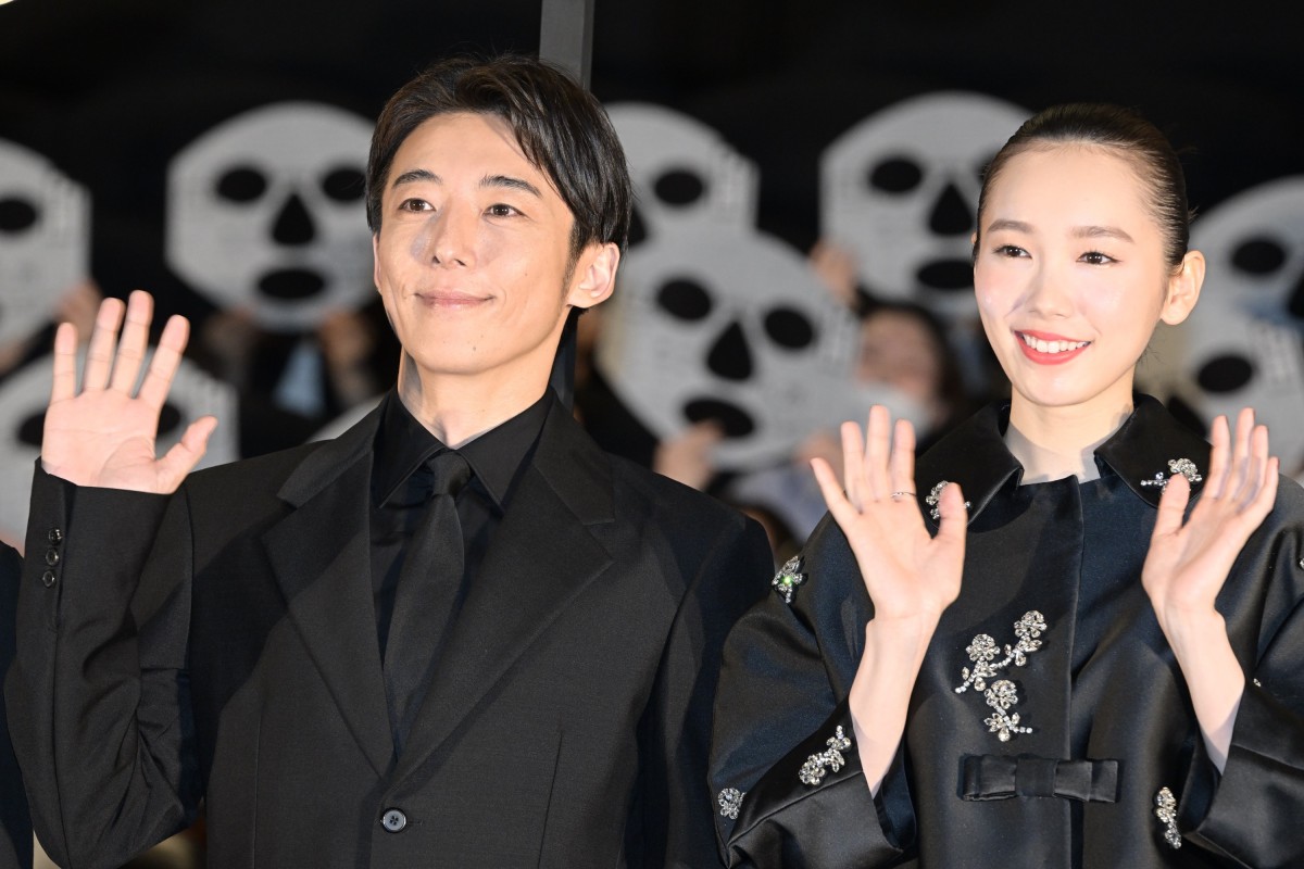映画『岸辺露伴 ルーヴルへ行く』公開記念舞台あいさつに登壇した(左から)高橋一生、飯豊まりえ