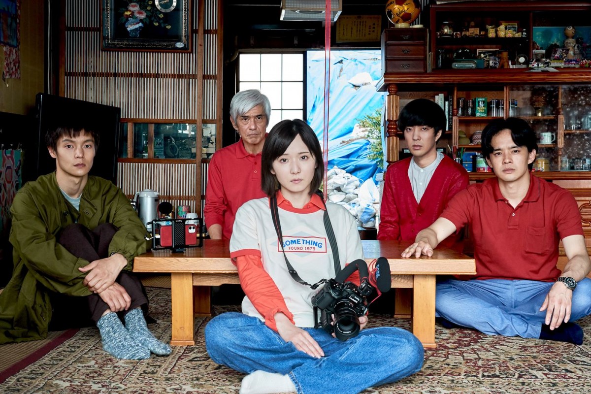 ずぶ濡れで反撃を誓う松岡茉優＆窪田正孝―映画『愛にイナズマ』10.27公開へ＆特報解禁