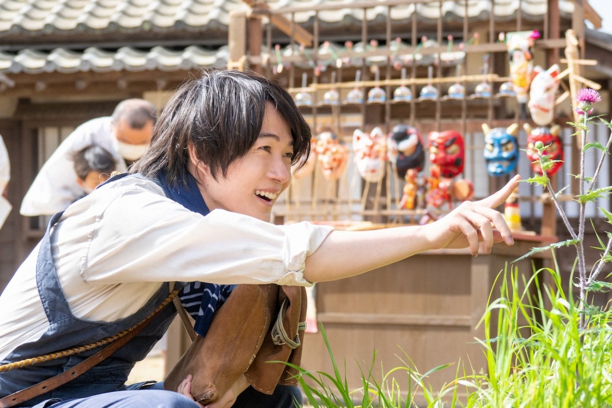 明日の『らんまん』“寿恵子”浜辺美波、“万太郎”神木隆之介を見かけて思わず身を隠してしまう