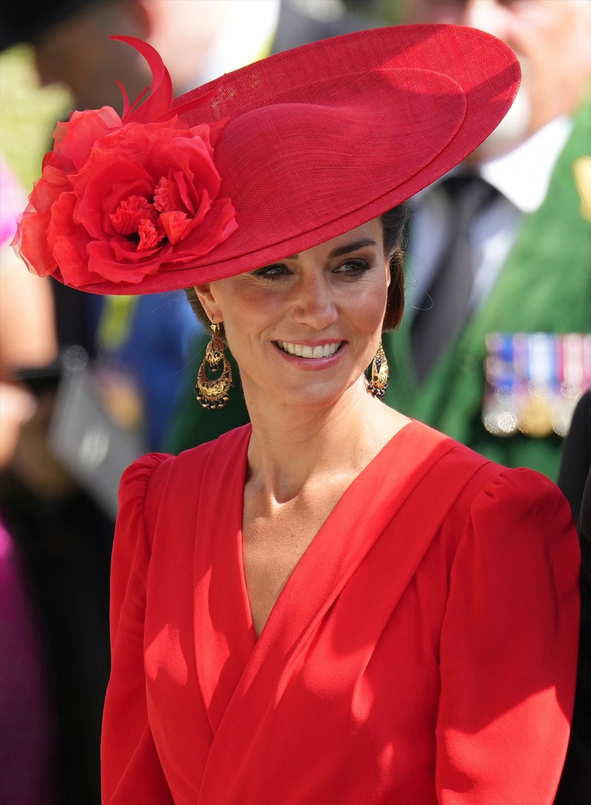 英キャサリン皇太子妃、ビビットな真っ赤なドレス姿でロイヤルアスコットに登場