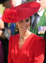 キャサリン皇太子妃、ロイヤルアスコットに全身真っ赤なコーデで登場