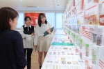 エスビー食品のスパイス展示館を訪れた（左から）速瀬愛、坂巻有紗