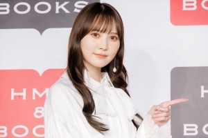 1st写真集『＃会いたい』発売記念会見に登場した日向坂46・加藤史帆