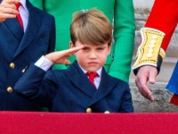 ルイ王子、バルコニーで勇ましく敬礼！　トゥルーピング・ザ・カラーでのかわいい瞬間