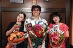 ドラマ『だが、情熱はある』のクランクアップを迎えた（左から）坂井真紀、SixTONESの森本慎太郎、富田望生