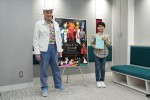 アニメ映画『古の王子と3つの花』（左から）来日したミッシェル・オスロ監督、公開アフレコに臨んだ市川新之助