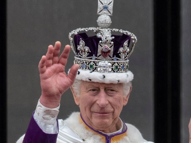英チャールズ国王、トゥルーピング・ザ・カラーのパレードで騎乗 1986年のエリザベス女王以来