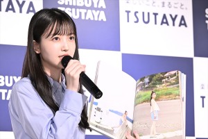 乃木坂46・久保史緒里、1st写真集「交差点」発売記念会見に登場