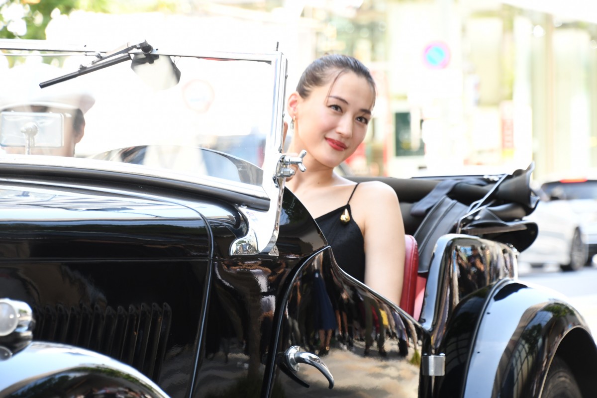 「息をのむ美しさ」「美しいが過ぎる」 綾瀬はるか、黒のロングドレス姿に絶賛の声　颯爽と銀座に登場