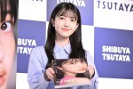 乃木坂46・久保史緒里、1st写真集「交差点」発売記念会見に登場