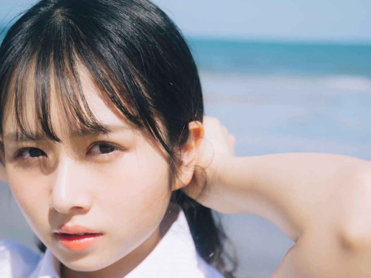 日向坂46・上村ひなの、1st写真集から大人な表情の制服カット - エンタメ - ニュース |クランクイン!