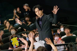 吉沢亮、映画『キングダム 運命の炎』公開初日舞台挨拶に登場