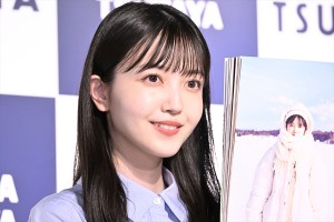 乃木坂46・久保史緒里、1st写真集「交差点」発売記念会見に登場