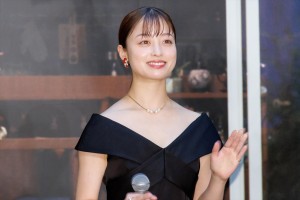 橋本環奈、映画『禁じられた遊び』完成披露イベントに登場