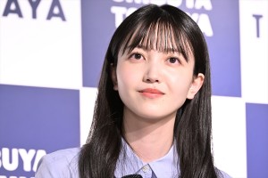 乃木坂46・久保史緒里、1st写真集「交差点」発売記念会見に登場