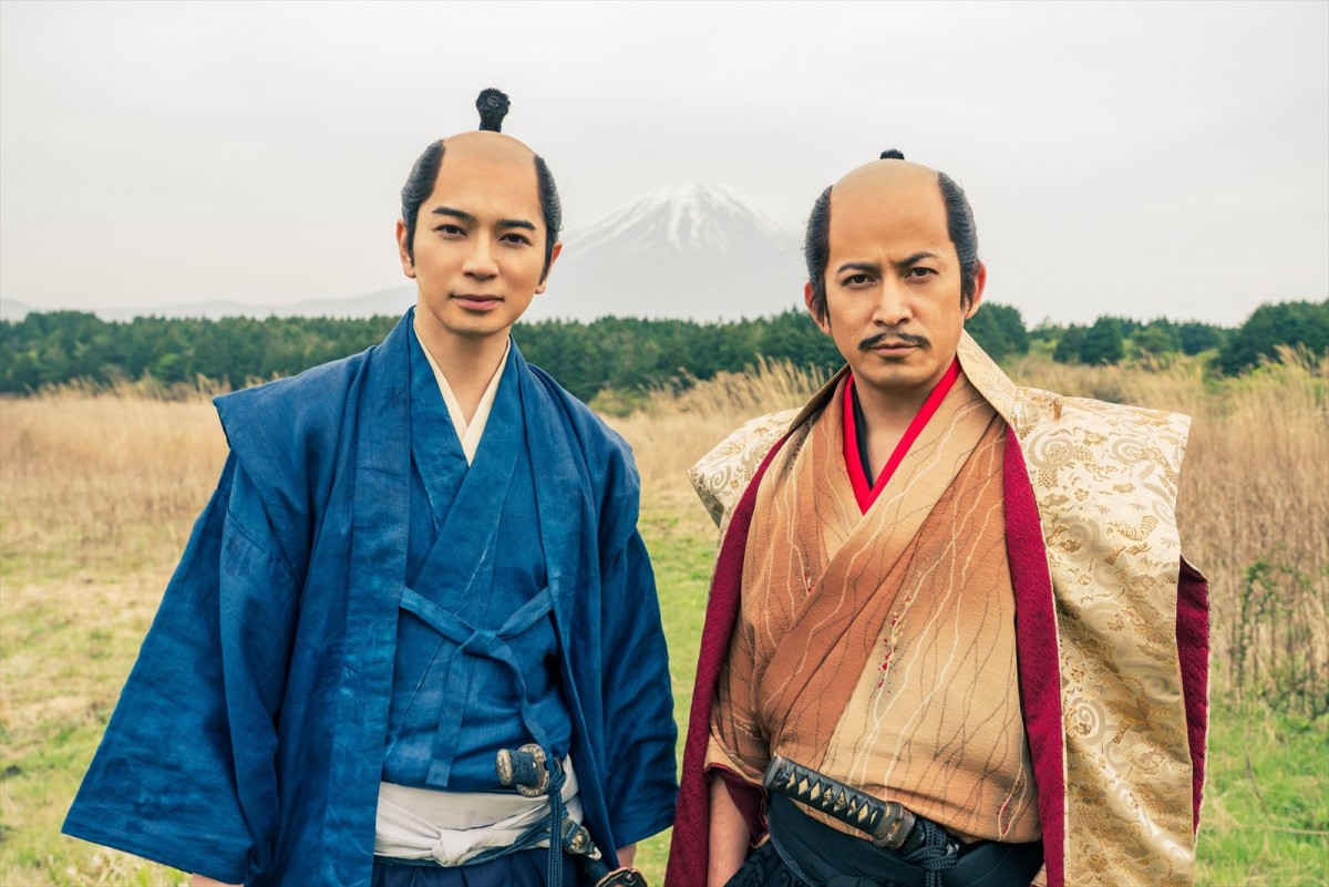大河ドラマ『どうする家康』静岡ロケ(左から)松本潤、岡田准一