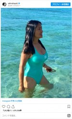 サルマ・ハエック、真夏の海でヘルシーな水着姿を披露　※「サルマ・ハエック」インスタグラム