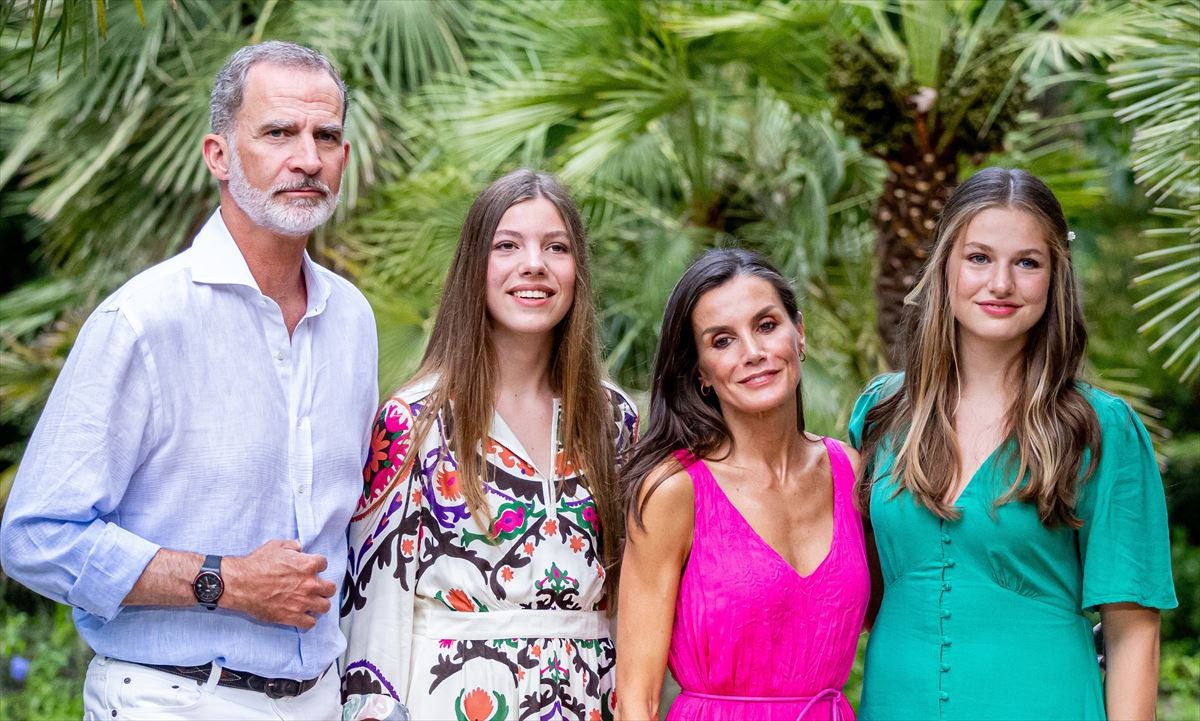 ティーンの王女たちはキュートなワンピ姿　スペイン王室一家、マヨルカ島でバカンス