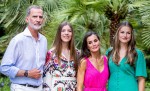 スペイン王室、ティーンの王女たちとラフな姿で家族バカンス