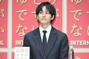 松坂桃李、映画『ゆとりですがなにか インターナショナル』完成報告会見に登場