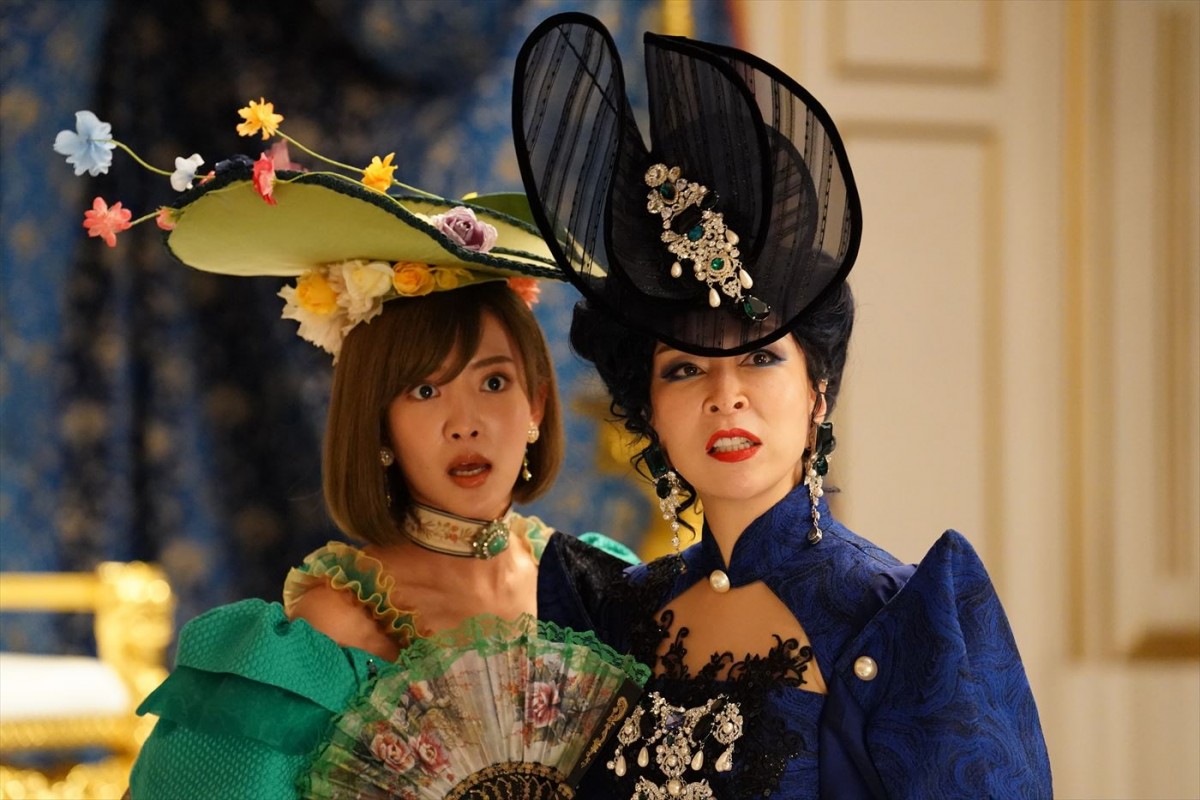橋本環奈、新木優子、岩田剛典の新カット、豪華ドレス姿の桐谷美玲、山本美月らも！　『赤ずきん、旅の途中で死体と出会う。』場面写真