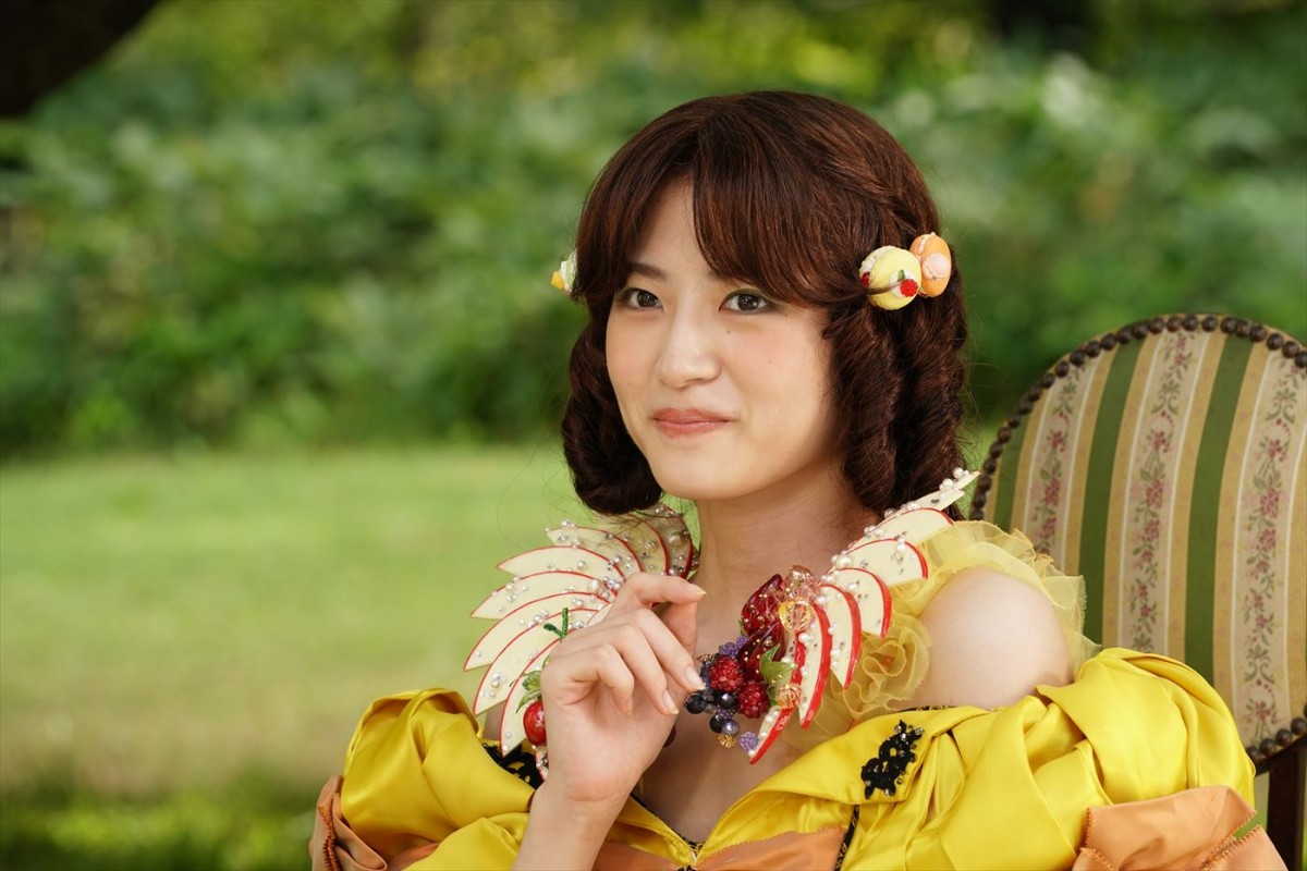 橋本環奈、新木優子、岩田剛典の新カット、豪華ドレス姿の桐谷美玲、山本美月らも！　『赤ずきん、旅の途中で死体と出会う。』場面写真