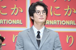 岡田将生、映画『ゆとりですがなにか インターナショナル』完成報告会見に登場