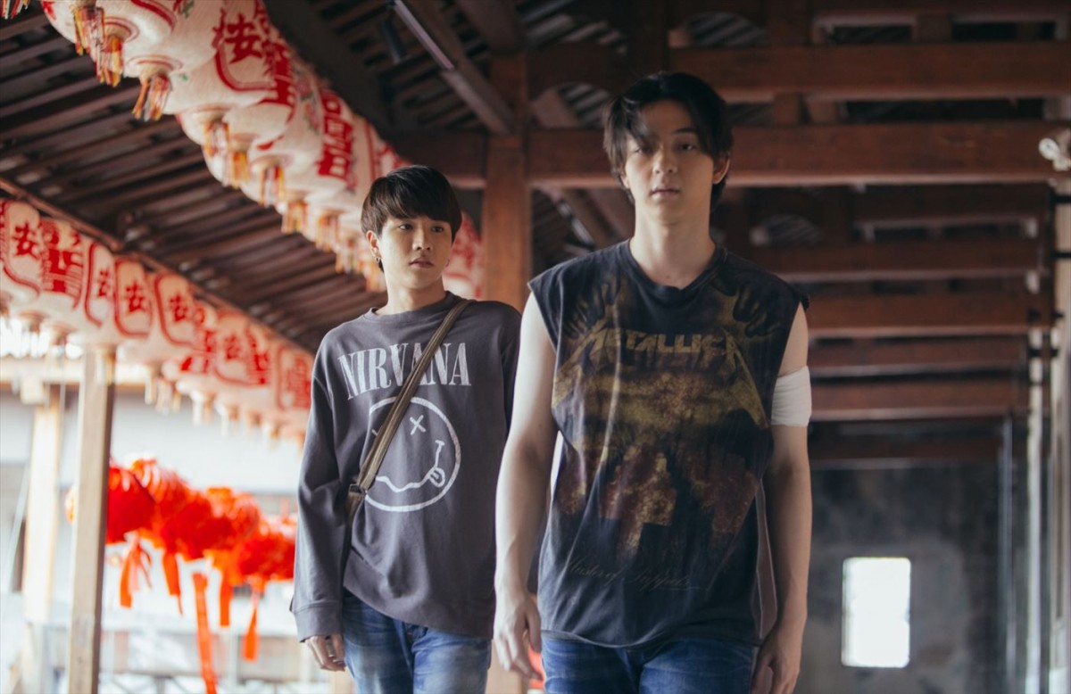 パースとバースの仲睦まじいオフショット到着！　タイBLスターが集結した映画『卒業』、パース歌唱の挿入歌MV公開
