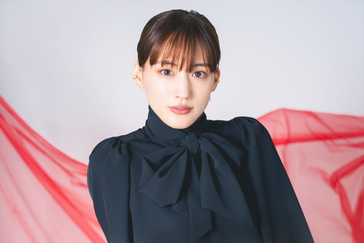 綾瀬はるか、ドレス姿でのアクションに苦労　お気に入りは「純白の一枚」 仕掛けにも注目